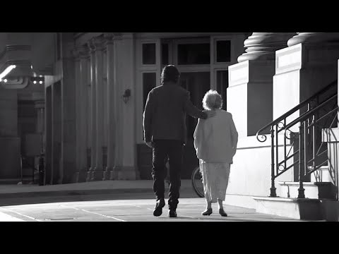 Ricardo Arjona - Mi Novia Se Me Está Poniendo Vieja (Video Oficial)