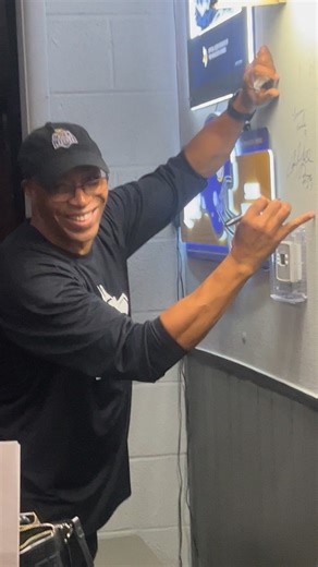 Carl Lee Signs the Vikings Wall at Bleachers! | Bleachers Sports Bar & Grill