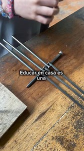 Educar en casa es un regalo — pero no siempre es fácil. En los días difíciles, hay tres cosas que trato de hacer:1. Cambiar la mentalidadEmpieza con tu por qué.Tómate un momento para recordarte: • 3 razones por las que elegiste educar en casa • 3 cosas por las que estás agradecida gracias a la educación en casaEsto te vuelve a conectar con tu propósito y evita que la frustración te robe la alegría.2. Mover el cuerpoTanto tú como tus hijos — rompan la rutina.Haz algo físico que no sea “escuela”. 