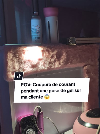 Heureusement que j'avais une petite led sans fil pour cataliser mon gel et quil me restait que 3 ongles à finir 😅 #clientes #nails #salondebeauté #pov #pourtoi