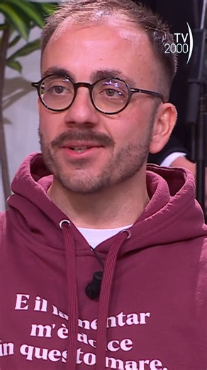 72K views · 991 reactions | In Calabria c’è un festival dove non serve essere contenti per divertirsi. A Soveria Mannelli, in provincia di Catanzaro, è nato il Festival del Lamento, un evento che celebra l’arte del "borbottio". Qui ci si lamenta con stile tra musica, ironia e buon cibo calabrese! Rivedi su Play2000 al puntata de L'ora solare con Gaetano Moraca #canale28 #calabria #festivaldelamento #tradizioni #intervista #televisione | Tv2000 | Facebook