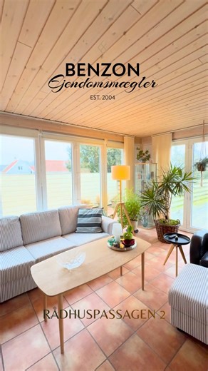 Drømmer du om en bolig, hvor byliv, havn og natur smelter sammen – hele året?🖤 Velkommen til Rådhuspassagen 2, 3390 Hundested En charmerende og velholdt byvilla med central beliggenhed, kig til havn og vand samt skønne terrassemiljøer – midt i et levende kystområde, der aldrig lukker ned. ▪️ 118 m² bolig 30 m² udestue ▪️ Central beliggenhed ved Hundested Havn ▪️ Flere terrasser og lukket have ▪️ Garage, værksted og parkering ▪️ Tæt på Lynæs, surf, marina og restauranter Det her er mere end en b