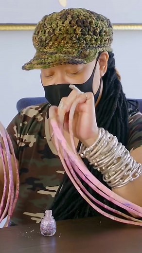 Throwback to when Ayanna Williams from Texas, USA finally cut her amazing fingernails after almost 30 years! #manicure #fingernails #nails #nailsart #guinnessworldrecords #ripleysbelieveitornot