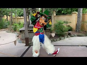 °o° Goofy présente sa nouvelle tenue de CowBoy à Frontierland !