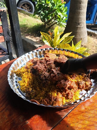 JINA: SOTOJO Jamani hii package ina ladha tofauti zaidi ya chakula chochote utakachopata Zebra, hii package imekua inspired na ndugu Zetu wazaramo na kupata pia flavor ya uarabuni kidogo kwa kuchanganya mapishi ya kiarabu na NAZI iliyokolea na kukolea tena...Inakua na MANDI NAZI na CURRY SAUCE YENYE NAZI TAMU SANA...JAMANI HII NI KWA WALE WANAOPENDA MAMBO YA ROAST ZITOO, SOTOJO ZITOO LENYE NAZI INAYONUKIA HADI MTAA WA TATU; WATU 2 BEI : 25,000/= Hii inakua na Kuku Nusu na nyama ya ng'ombe kutosh