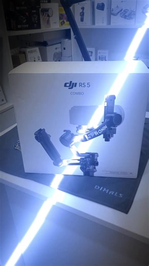 DJI RS 5 Combo Gimbal දැන් නුගේගොඩ Dimal's Camera Store වෙතින් 🔥 📌රු.230,000/- ක් විතරයි. 💰 Mirrorless සහ DSLR cameras සමඟ pro-level cinematic video shoot කරන්න ඕනද? මේක තමයි latest lightweight commercial gimbal එක – DJI RS 5 Combo! Enhanced Intelligent Tracking Module එකත් එක්ක briefcase handle එකත් එනවා. solo videographers, filmmakers, content creators ලට ultimate tool එක. ✅ Payload up to 3kg (6.6 lbs) – mainstream mirrorless rigs support කරනවා ✅ 5th-Gen RS Stabilization Algorithm – 50% hig