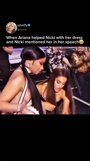 When Ariana Grande helped Nicki Minaj with her dress and Nicki mentioned her in her speech🥺