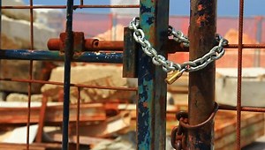 clip-22487473-big-chain-padlock-preventing-unauthorized-users-enter