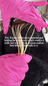 📌 Lightener fakes you out, so use a towel for the best view of what color it ACTUALLY is! Here’s what helps me to get the best and most realistic read on how the hair has lifted: ✅ open the foil ALL the way (don’t just peek at the top of the section) ✅ clip the foil in place ✅ wipe off excess lightener ✅ place a black towel behind the section to see the lift more clearly The black towel provides a bit of contrast and takes away all the stuff in the background that feels overwhelming. Don’t over