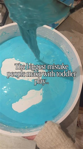 This kept my toddler busy for over 30 minutes… which never happens 👀 2-ingredient oobleck for toddlers 🤍 (3 if you want colour) A super easy frozen sensory play activity that’s perfect for January toddler play and winter days at home. All you need: • Cornflour • Water We added blue food colouring, but it’s optional. No cooking, no complicated setup — just simple messy play at home. Toddlers love pouring, squishing, and exploring the weird-but-amazing texture ✨ ✨ Save for later as a low-effort 