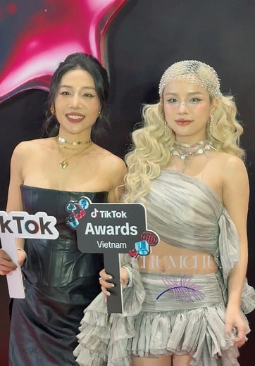 Thương Võ, Hằng BingBoong xuất hiện cùng nhau tại thảm đỏ TikTok Awards VietNam 2024 #ChumChum #BimatVbiz #Thegioimodels #Lattungvbiz #TiktokGiaiTri #Globalem #tiktokawards #tiktokawardsvietnam #tiktokawardsvietnam2024 #tiktokawardsbychumchum #hangbingbong #thuongvo #anhnoidau #anhnoidaubychumchum