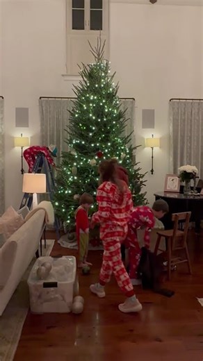 We are feelin' the Christmas spirit in this house, are YOU?! 🎄❤️