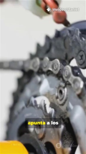 17K views · 145 reactions | ¡No la destruyas! En 15s mostramos el error de principiante al lubricar la cadena que puede desgastarla en 1000 km. y ahorrar en reparaciones. Dale me gusta y comparte si te ayudó #MantenimientoMoto #LubricarCadena #ErrorPrincipiante #Desgaste #TipsMoto OUTLINE: 00:00:00 Error → Daño → Solución (YouTube Shorts 9:16) | Danluxs | Facebook