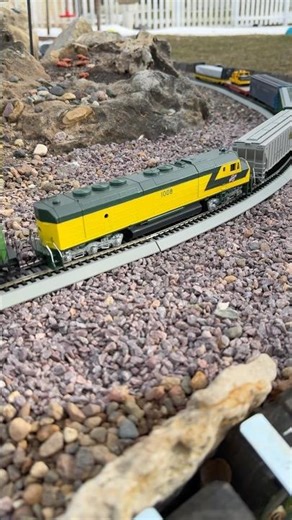 Blue Box SD45 Leads a Blue Box Dummy and Some Cars Around the Outdoor Loop #hoscale