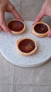 Quand on sert du Foie Gras à l’apéro, ça fait toujours briller les yeux des convives ! 🔥 Cette recette façon tatin va juste faire fondre tout le monde ! Dis-nous en commentaire : tu préfères avec ou sans sirop d’érable ? Ingrédients pour 12 tartelettes 1 terrine de Foie Gras entier de 200g 1 pâte feuilletée pur beurre 4 oignons rouges (petits) 30g d’huile de tournesol 1 càs de sirop d’érable Fleur de sel & baies roses Thym frais Éplucher les oignons et les couper en rondelles d’1cm d’épaisseur.