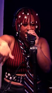 Artiste qui va réussir dans la musique quand tu vois tu connais En tout cas elle a un tres beau micro | Lol.com