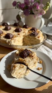 Bueno kārtojums 😏 Sastāvdaļas: 1. 400 g kremsiera 2. 300 ml piena 3. 200 ml saldā krējuma (35%) 4. 200 g cepumu “dāmu pirkstiņi” 5. 150 g riekstu sviesta (vai vārītā iebiezinātā piena) 6. 70 g cukura (ja izmanto riekstu sviestu) 7. Šķipsniņa vaniļas Pagatavošana: 1. Bļodā sakuļ krēmsieru ar riekstu sviestu vai iebiezināto pienu, cukuru un vaniļu. 2. Atsevišķi uzputo saldo krējumu, tad to iecilā krēma masā, izmaisa. 3. Kārto desertu, cepumus izmērcē pienā, veidojot pirmo kārtu, tad pārklāj ar 1/