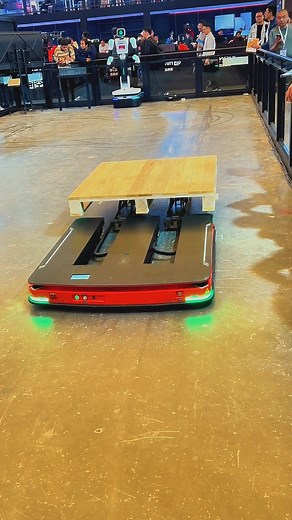 Automatisation futée: Le robot AMR gère vos palettes avec précision. #fblifestyle | Les piliers de comptoir