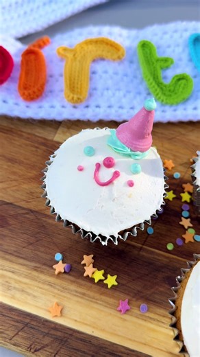 I made myself some clown cupcakes for my birthday!! I think they turned out so cute! #clown #birthday #cupcakes #baker #bakersoftiktok