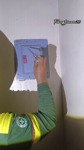 house no power circuit breaker loose connection #everyoneシ゚ #pobrenglineman2 #fypシ゚viralシ #linemanreel #followersシ゚ #highlightsシ゚ #fypviralシ #Lineman #linemanlife #linemanstrong #electricity #electrical | PobrengLineman2.0