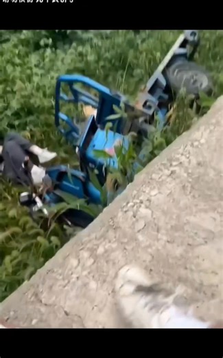 BrandFlow on Instagram: "日本利用压电瓷砖将脚步转化为电能。这些瓷砖捕捉来自你脚步的动能。当你行走时，你的重量和动作会对瓷砖产生压力。瓷砖会轻微弯曲，从而产生机械应力。瓷砖内部的压电材料将这种应力转化为电能。每一步都会产生少量电荷，而数百万步结合在一起就能产生足够的电力来驱动 LED 灯、数字显示屏和传感器。在像涩谷车站这样繁忙的地方，每天大约有 240 万个脚步为这一系统作出贡献。这些电能可以被储存或立即使用，从而减少对传统电力来源的依赖，并支持可持续的城市基础设施。这种方法将日常运动转化为实用的可再生能源 #日本 #知识 #事实 #你知道吗 #推荐 #科技 #创新 #历史 #技术 #实验 #热门 日本利用压电瓷砖将脚步转化为电能。这些瓷砖捕捉来自你脚步的动能。当你行走时，你的重量和动作会对瓷砖产生压力。瓷砖会轻微弯曲，从而产生机械应力。瓷砖内部的压电材料将这种应力转化为电能。每一步都会产生少量电荷，而数百万步结合在一起就能产生足够的电力来驱动 LED 灯、数字显示屏和传感器。在像涩谷车站这样繁忙的地方，每天大约有 240 万个脚步为这一系统作出贡献。这些电能