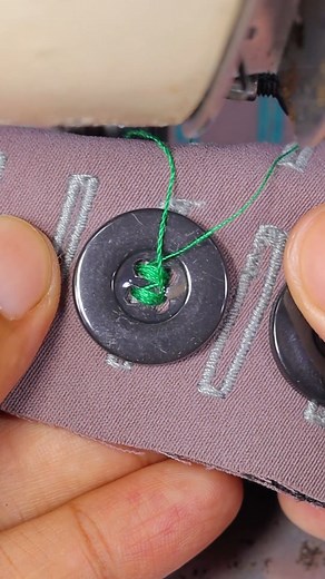 2.7K views | Sewing Buttonholes the Old-School Way | Vintage Machine Tutorial We explore the classic techniques seamstresses used before automatic systems existed. #oldschoolsewing #vintagebuttonhole #sewingtips | Sinau Jahit | Facebook