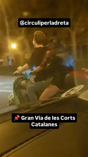 circuliperladreta on Instagram: "En el negoci de les motos de lloguer per Barcelona, sembla que tot s’hi val. 📱 Amb una simple app la reserves, l’encens i… alguns ja es pensen que també poden saltar-se totes les normes. En aquest cas, tres persones circulant en una sola moto per la Gran Via i, per acabar-ho d’adobar, sense casc. @yego_es"