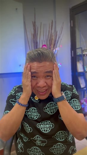 “Tourist attraction” itu ga se-simple tempat liburan doang, tapi soal ekspektasi yang sengaja dibentuk, terus dijual ke orang-orang yang tertarik datang tanpa riset lebih lanjut. Fenomena ini bukan cuma soal liburan gagal. Ini soal industri pariwisata yang makin pintar main framing, sementara pengunjung cuma dijadiin objek. Menurut lu, ini murni salah wisatawannya, atau emang pengelola yang dari awal nggak jujur? #travelreality #touristtrap #traveldiscussion #digitalmarketing #digitalads