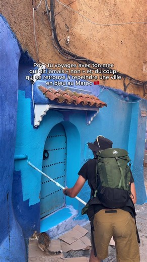 J’attends vos anecdotes 😅 Pour la petite histoire : On est passé dans une petite rue où quelqu’un était entrain de repeindre à Chefchaouen. On s’est arrêté pour regarder et le gars nous a dit : « vous voulez essayer ? »… Voilà comment on en est arrivé là 😂 ____ #morocco #travel #humour #chefchaouen #maroc