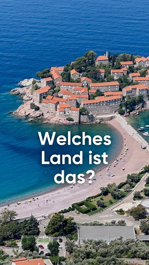 Spoiler Alert. 📍MONTENEGRO 🇲🇪 Hättest du das gedacht?? Montenegro ist aus unserer Sicht eines der schönsten Reiseziele in Osteuropa und - wie du siehst - suuuper vielfältig. Deshalb freuen wir uns riesig, mit Anna eine echte Montenegro-Expertin im Team zu haben. Auf unserem Blog teilt sie ihre absoluten Lieblingsorte, die besten Routen und Geheimtipps. Google einfach „22places Montenegro“ und du findest so ziemlich alles, was du für deine Reise nach Montenegro wissen musst! 🩵 #montenegro #al