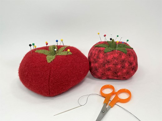 How To Make a Tomato Pin Cushion // Free Pattern