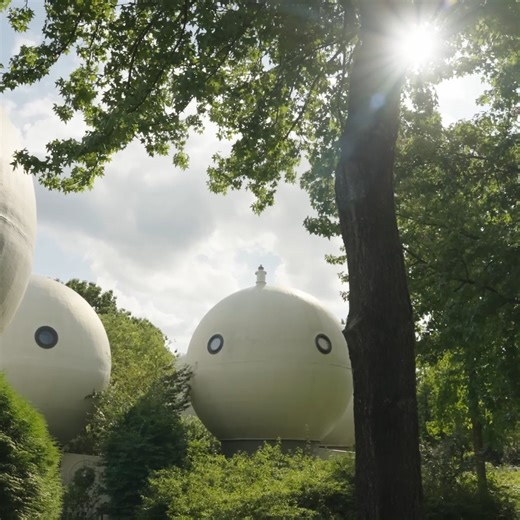 Spherical houses weren't a great idea. - The Bolwoningen, in Den Bosch, in the Netherlands, are experimental architecture: the surprising part is that people still live there. | Tom Scott