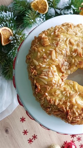 BOLO RAINHA A receita em vídeo passo a passo na aula online: "Bolo Rei e Rainha" AGORA COM 50% DE DESCONTO Apenas 10€ Com esta aula torne-se especialista em Bolo Rei e Bolo Rainha tradicionais e aprenda também a fazer variações destas receitas à medida do seu gosto pessoal. Conteúdo: - Recomendações sobre ingredientes, materiais, confeção e conservação - Métodos de levedação saudável - Confeção de 5 receitas: Bolo Rei Tradicional, Bolo Rainha, Bolo Rei de Chocolate e Avelã, Bolo Rei de Maçã e Ca