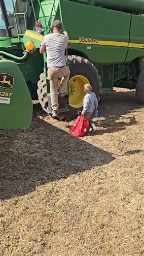 HE BROUGHT HIS OWN SUPPLIES FOR HARVEST DAY 🥹🚜❤️ #agriculture #farming #tractor