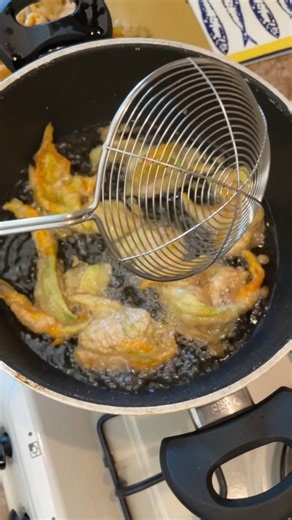 Frittelle di fiori di zucchina croccanti: la ricetta facile e veloce di casa https://blog.giallozafferano.it/renatabriano/frittelle-di-fiori-di-zucchina/ | La nostra politica in cucina di Renata Briano