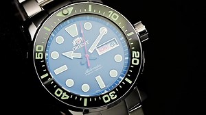 Orient Diver tem a tradição do mais lembrado desenvolvedor de relógios do Brasil que os mergulhadores levam no pulso há décadas. Automático, resistente, robusto. Construído com materiais nobres, possui aro rotativo unidirecional, válvula de gás hélio automática, coroa rosqueada e aro, ponteiros, indexes luminosos. Resistente a água de 300 metros, é ideal para mergulhos e aventuras. Acompanham duas pulseiras de silicone. Referência: F49SS014 | Orient Relógios