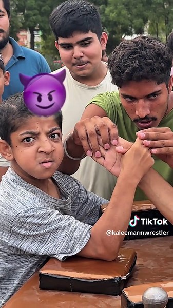 Check Public Reactions 🥶😱🔥 #kaleemarmwrestler #armwrestlingmatch #viralvideo #armwrestling