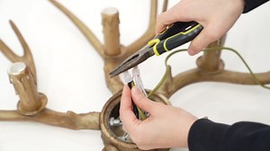 Antler Chandelier, 6-Lights Deer Horn Shape Chandelier, 110V Vintage Pendant Light Ceiling Fixture w/Resin Lamp Body & 6 Lamp Holders, Christmas Cabin Decor for Living Room Kitchen Cafe