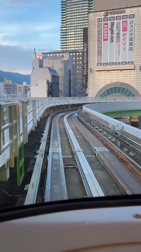 【公式】東横イン神戸三宮駅東 on Instagram: "こんにちは♪東横INN神戸三宮駅東です☺︎ ✈️ 神戸旅のスタートはここから 三宮駅から神戸空港へは ポートライナー が便利。 無人運転で走るこの電車、 街 → 海 → 空港へと景色が変わっていくのが魅力。 約18分で空港に到着するのに、 ちょっとした観光気分も味わえます。 海を渡る瞬間の景色はぜひ動画で📹 神戸らしさを感じる、 空港までのスマートなアクセス。 プロフィール画面から、他の投稿もチェック♪ @toyokoinn_kobe_sannomiya_east @toyokoinn_official #出発するホテル東横inn #東横inn神戸三宮駅東 #ポートライナー #神戸空港 #神戸"