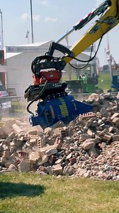 The Auger Torque Cone Crusher in action. Thank you Diggers & Dozers for the footage! #betterdirtworld | BuildWitt