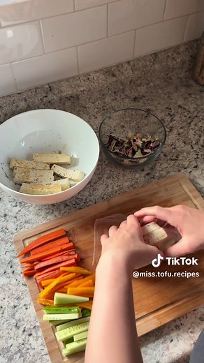 Easy summer recipe 🥕🫑 vegan and gluten free ☀️ Ingredients: 1 bell pepper (or 3 small peppers) 1 medium carrot 1/4 medium size cucumber 1 cup cabbage mix 1/2 block of tofu 6 spring roll wrappers (I use blue dragon) Seasonings (I use garlic powder, salt and pepper) Sweet chili sauce (optional but highly recommended) Chop all veggies into sticks Chop tofu into long pieces and season with love (I do about 1tsp garlic powder and salt and pepper to taste) Follow instructions to prepare spring roll 
