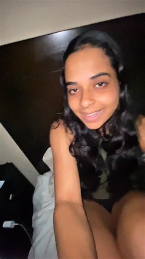 Daniela Diaz on Instagram: "Trend de Cheesecake 🙅🏽‍♀️ 🚨Cancelado Para Siempre🚨 Trend de Marquesa🙂‍↕️💃🏽🕺🏽 Claro que Si! No solo sabe mejor, es muchisimo mas alto en proteinas y no tienes que meterle galletas llenas de azucar para que sepa bien. Marquesa de Pie de Manzana Kcal 470 | 40g P | 56g C | 12g G -100g yogurt griego -2/3 scoop (20g) de proteina de vainilla (usé la de Dymatize Iso 100 de @universal_fitrd ) -Un poco de canela -6 galletas (usé las de Gullón) -Topping de Manzana: 1/4 