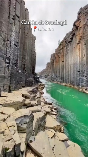 12K views · 261 reactions | Cañón de Studlagil, una catedral natural de columnas geométricas ️ Este cañón basáltico, ubicado en Islandia, es conocido por sus columnas de basalto hexagonales y su paisaje natural impresionante, rodeado de montañas y ríos glaciares. #viajes #studlagil #islandia #cañon #naturaleza | Planeta fascinante | Facebook