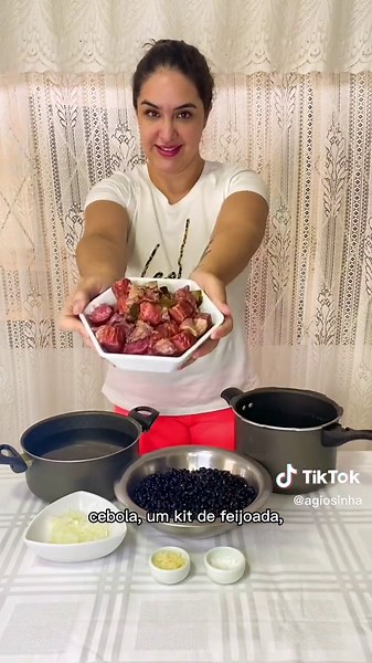 Feijoada fácil e rápida Ingredientes: ➡️500g de feijão preto (deixar de molho de um dia pro outro) ➡️1 kit feijoada ➡️1 panela grande com água (para dessalgar o kit feijoada) ➡️1 cebola média picada ➡️4 dentes de alho picados ➡️Sal a gosto Modo de preparo: ➡️Adicione o feijão na panela de pressão com 4 dedos de água acima do feijão; ➡️Feche a panela e deixe cozinhar no fogo alto; ➡️Enquanto o feijão não entra na pressão (faz aquele barulhinho), pegue a panela com a água que já está quente e colo