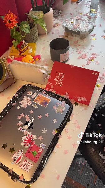 ‏When work meets cake.. welcome to غِلاف. #يوميات_غِلافية@Ghelaf.sa