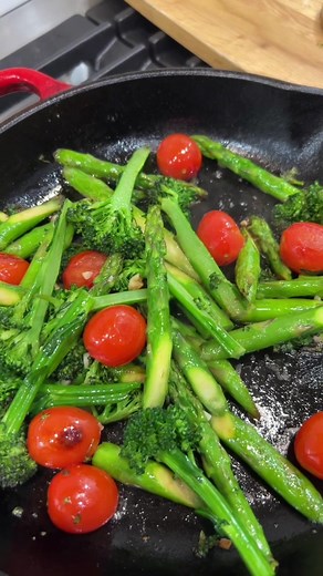 Garlic Butter Greens that only take 4 minutes! 🥦 #greenveg #garlicgreens #stirfryveggies #sauteedveggies #sauteedvegetables #garlicbutter #garlicbuttergreenbeans #asparagus #asparagusrecipe #garlic #butter #cherrytomato #broccolini #broccoli #healthy #easyrecipe #recipesoftiktok #recipesforyou #caloriedeficit #caloriedeficitdiet #vegetables