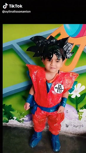 Disfraz de Goku Hecho con Material Reciclado - Inspirado en tu Dibujo Favorito