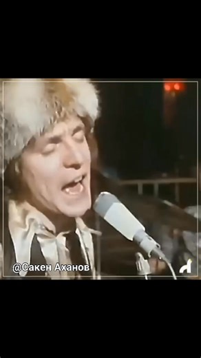 Jack Bruce: The Heartbeat of Blues-Rock That Echoes Forever On October 25, 2014, the world lost a musical titan whose soul still resonates in every chord, every riff, every soul-shaking bassline. Jack Bruce wasn’t just a bassist—he was a visionary, a multi-instrumentalist, a songwriter, and the pulsating heart of Cream, a band that redefined rock music and laid the foundation for blues-rock in the late ‘60s and early ‘70s. When you hear the opening notes of “Sunshine of Your Love” or “White Room