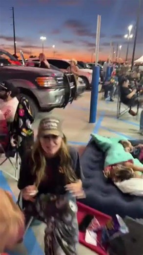 Long lines at Buc-ee's grand opening in Goodyear