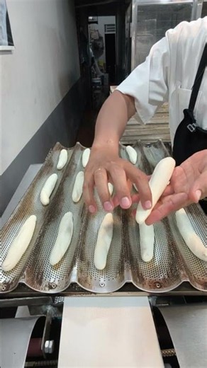 Banh mi, Vietnamese banh mi, how to shape dough quickly and evenly for beautiful loaves #nguyenho...